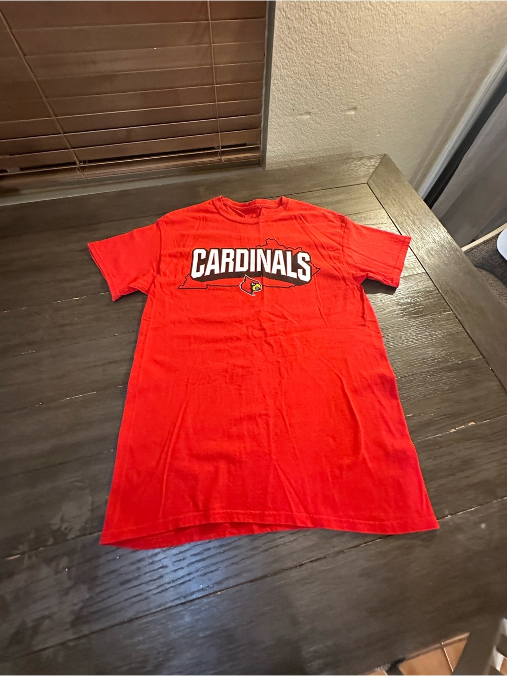 Men's Sz Med Louisville Cardinals T-Shirt.